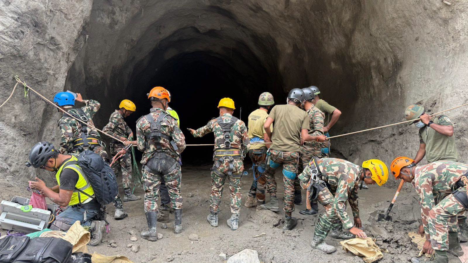 本次洪災在水電隧道中有五百多人受困。(FB@Nepali Army)